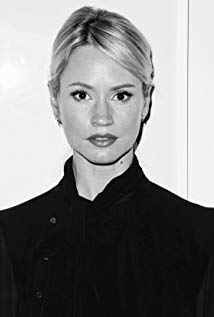 How tall is Cameron Richardson?